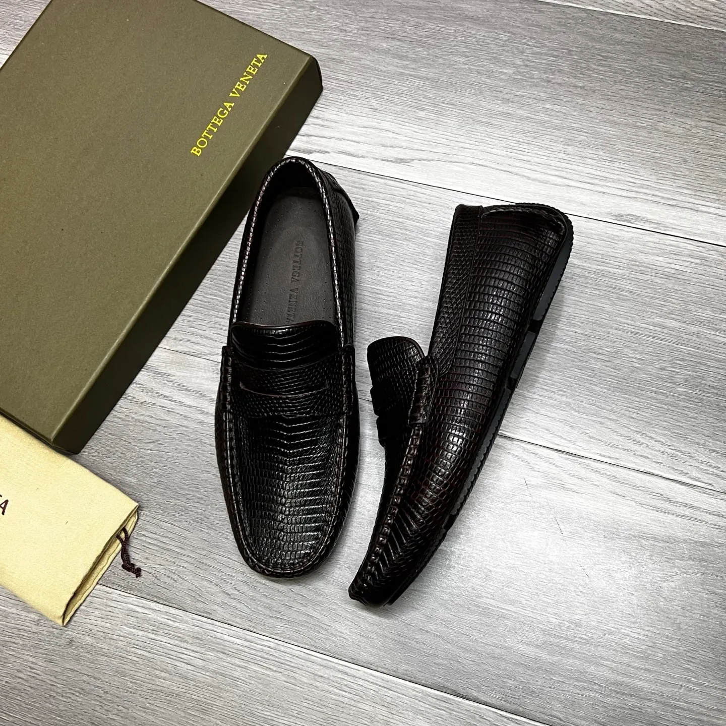 Factory price 480 BV 〰️Purely handmade classic men's beanie shoes👉👉driving shoes, slip-on shoes, made of imported cowhide from Italy, 💕water-dyed cowhide lining, 🔊original outsole, waterproof platform design, comfortable on the feet. A good choice for traveling and driving, three colors available, code number: 38-44, (45 can be customized)
